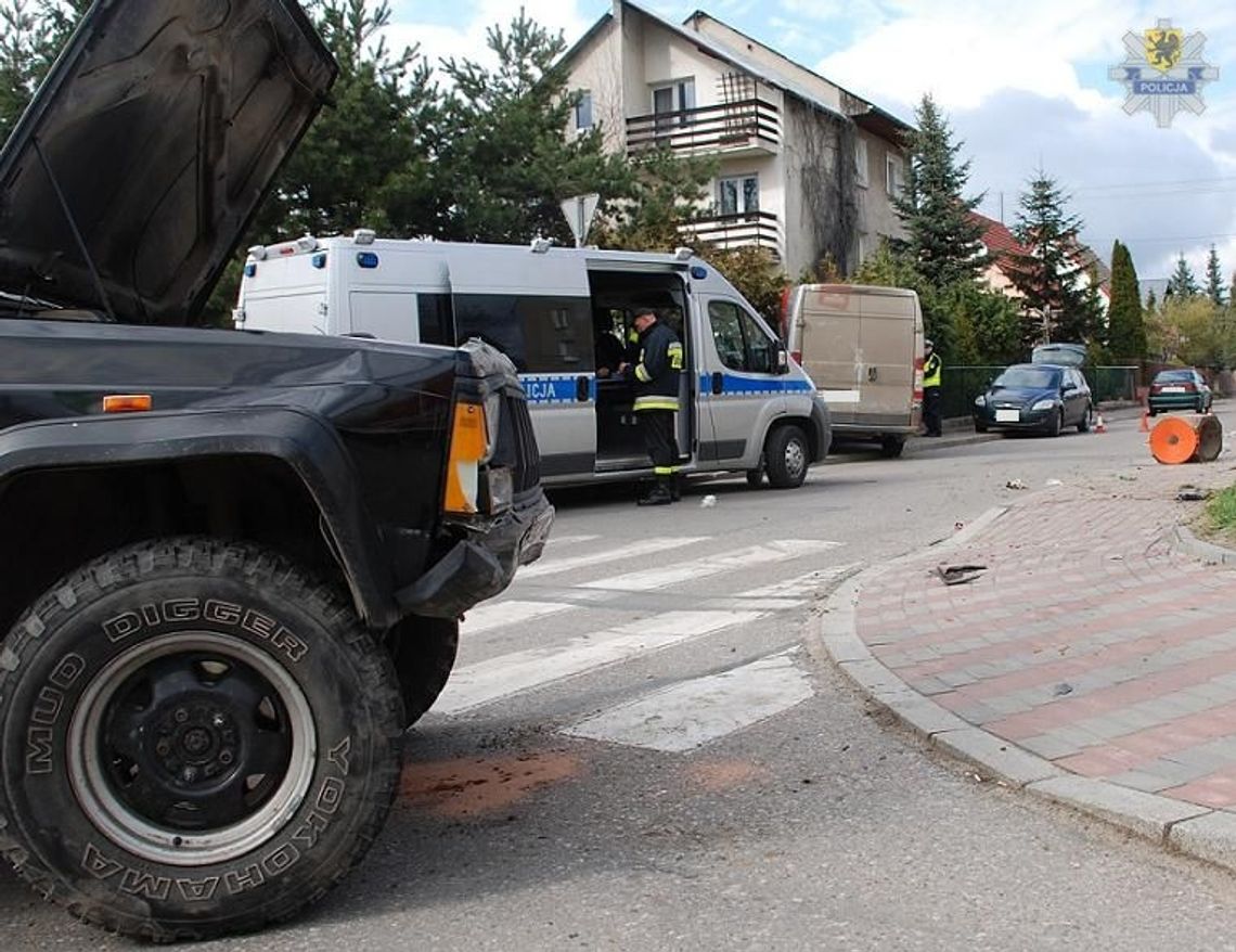 Zderzenie busa z jeepem Zderzenie busa z jeepem