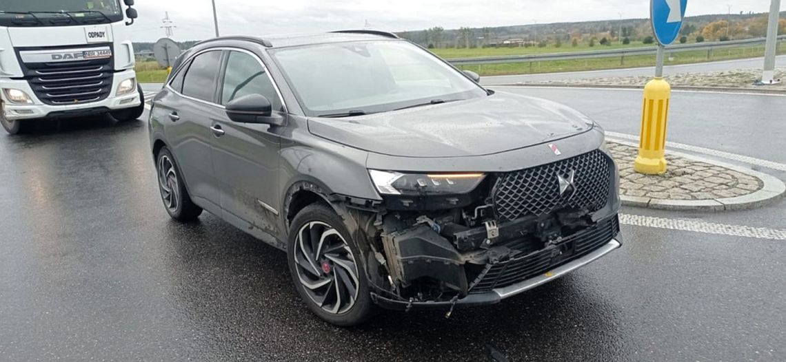 Zderzenie dwóch aut w Swarożynie. Jedno w rowie, drugie dachowało