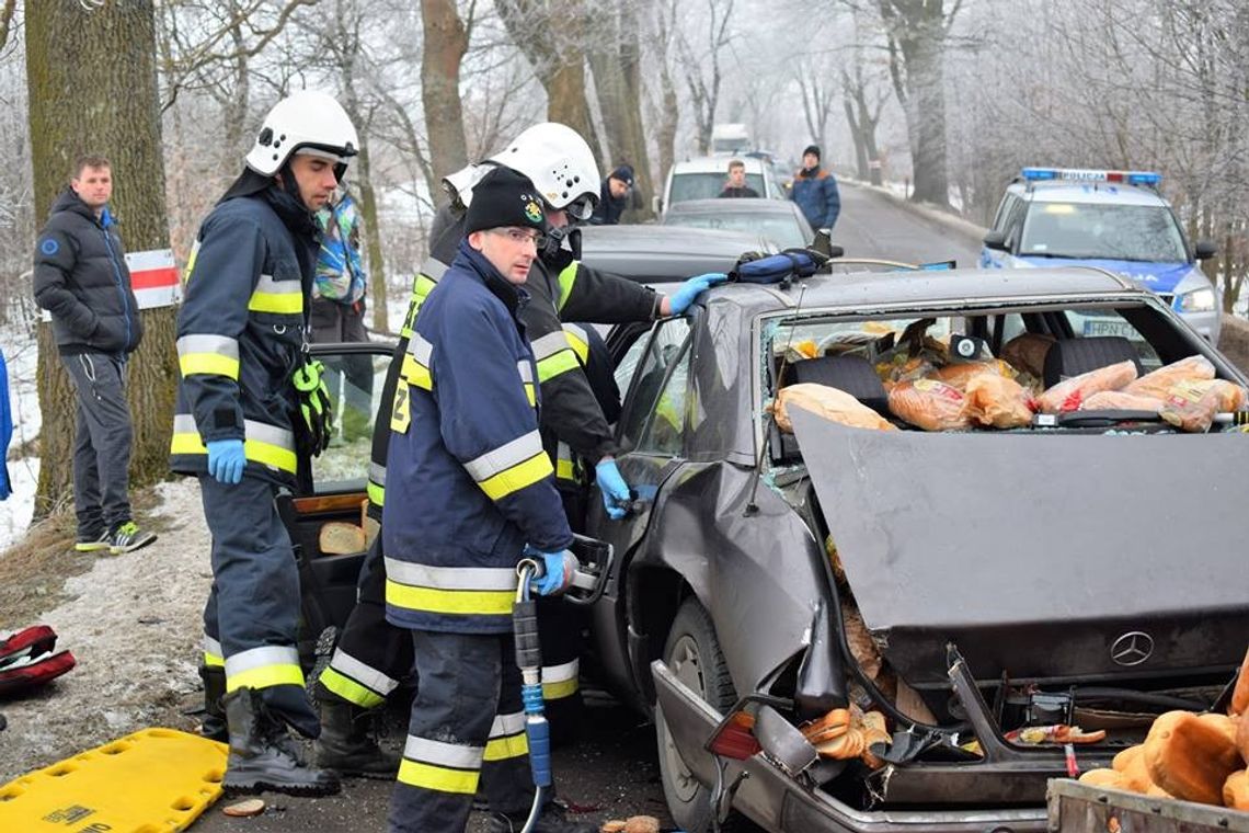 Zderzenie dwóch pojazdów na DW 224. Dwie osoby trafiły do szpitala Zderzenie dwóch pojazdów na DW 224. Dwie osoby trafiły do szpitala