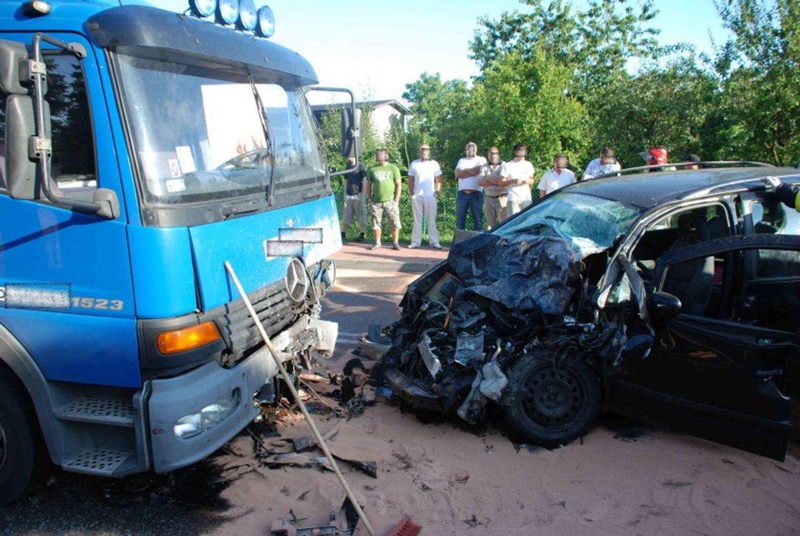 Zderzenie forda z mercedesem. Ciężko ranny kierowca