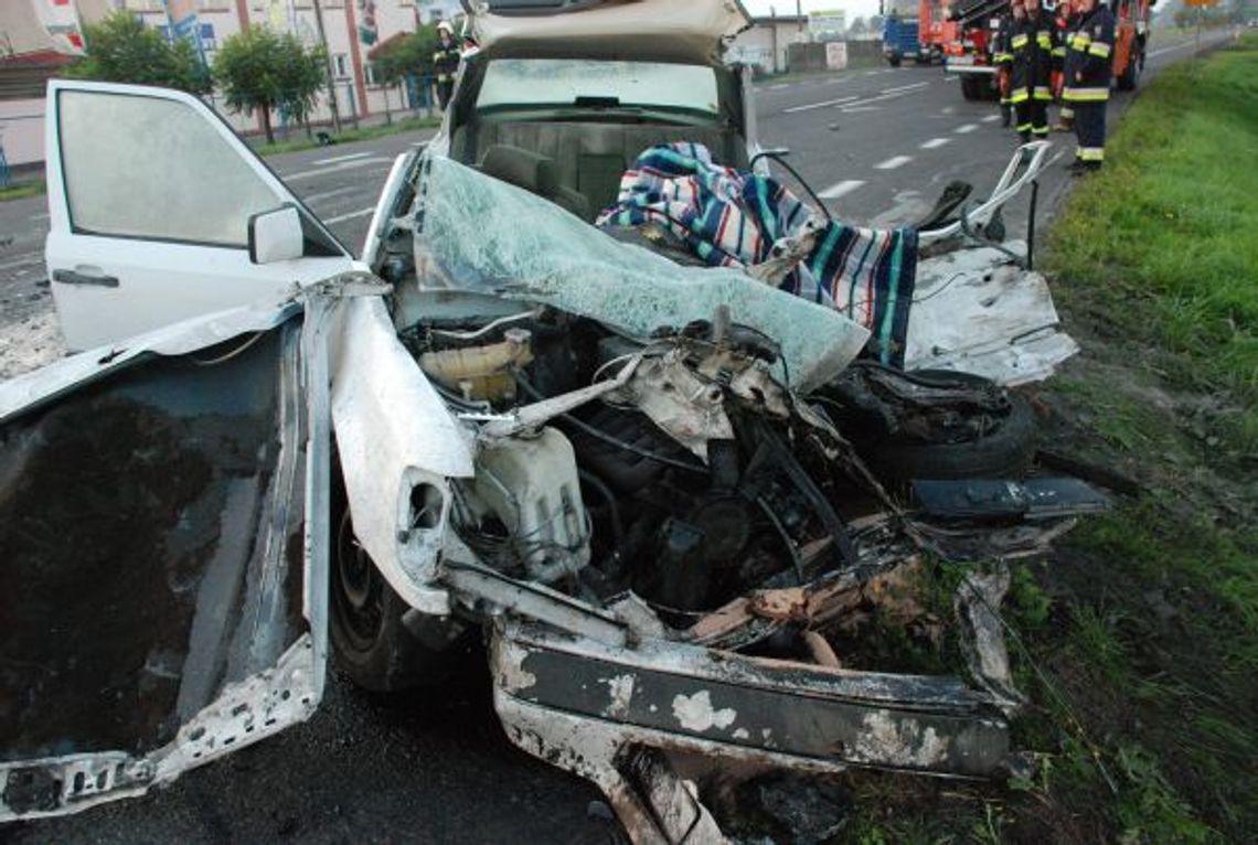 Zderzenie mercedesa z ciężarówką – kierowca nie żyje, trzy osoby ranne Zderzenie mercedesa z ciężarówką – kierowca nie żyje, trzy osoby ranne