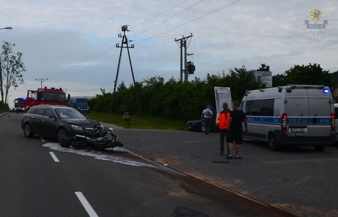 Zderzenie Opla z Motocyklem. Dwie osoby zabrane do szpitala.