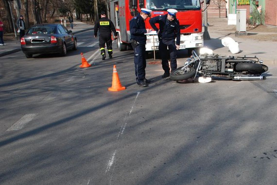 Zderzenie renault clio z motocyklem, ranny motocyklista