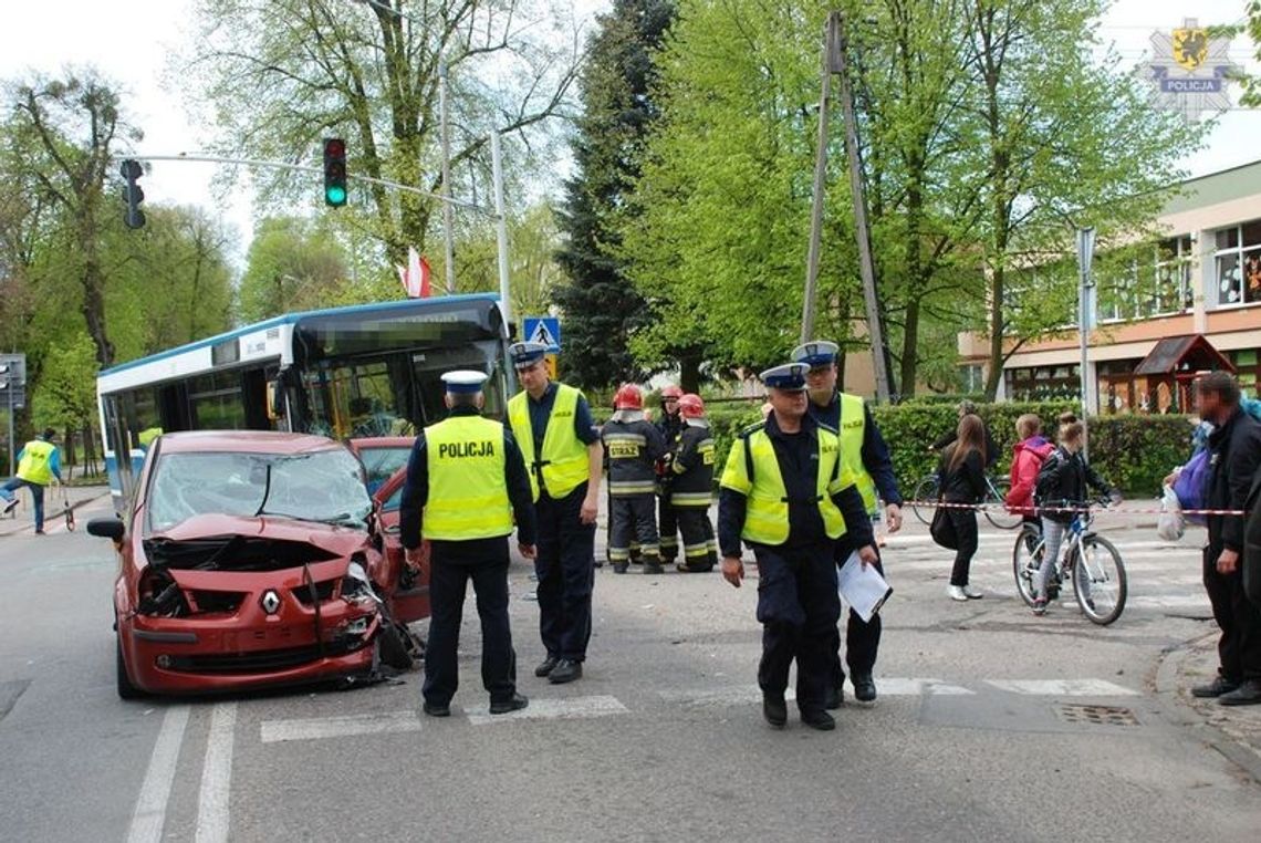 Zderzenie Renault z autobusem