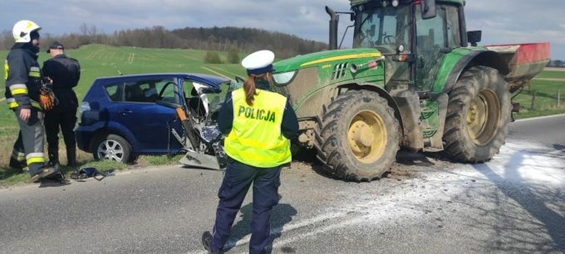 Zderzenie toyoty z ciągnikiem. Czy 71-latek zasłabł?