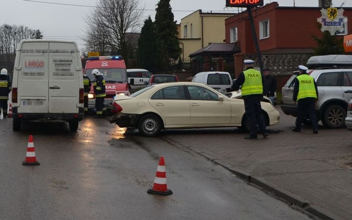 Zderzenie trzech aut, jedna osoba w szpitalu