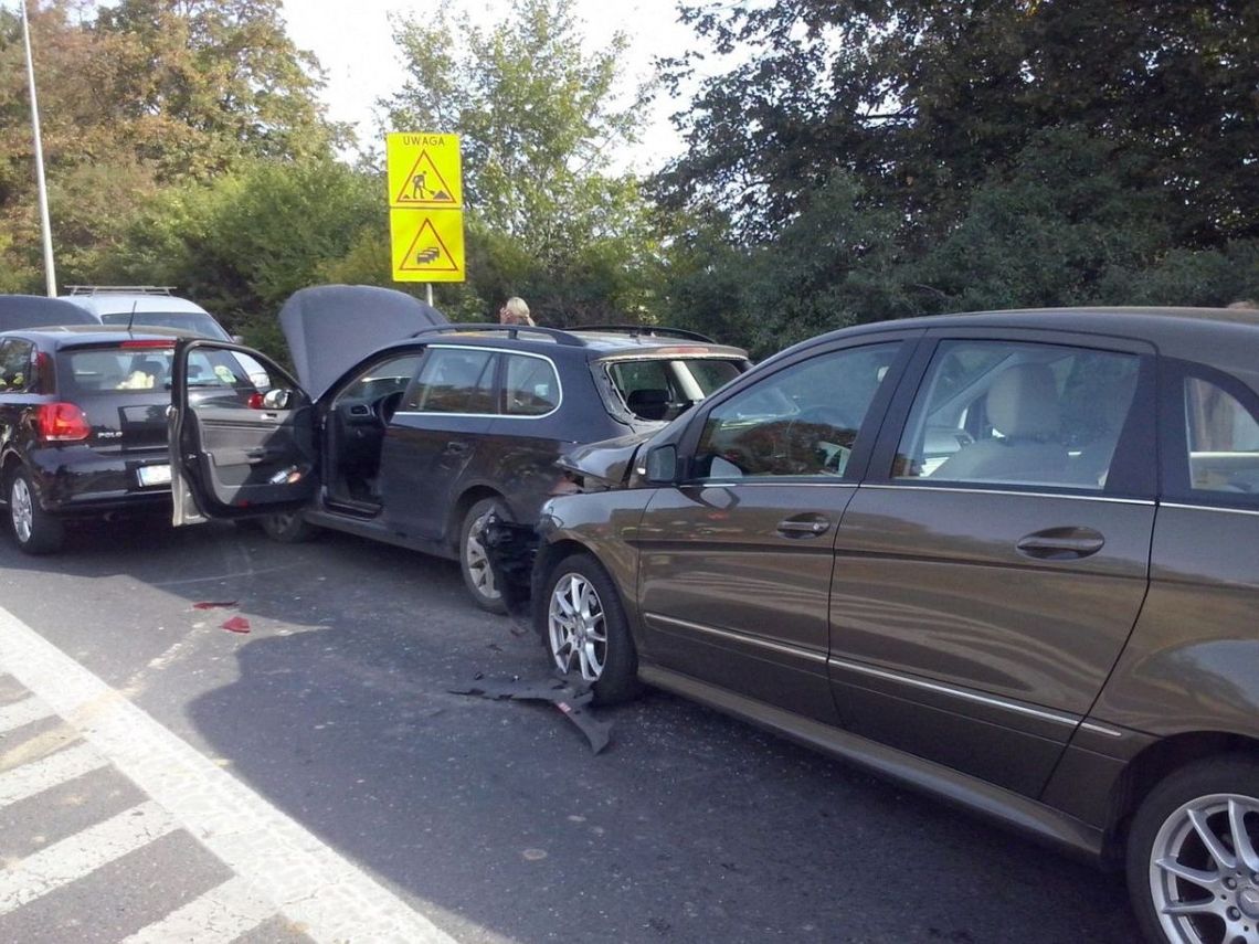 Zderzenie trzech samochodów na al. Solidarności Zderzenie trzech samochodów na al. Solidarności