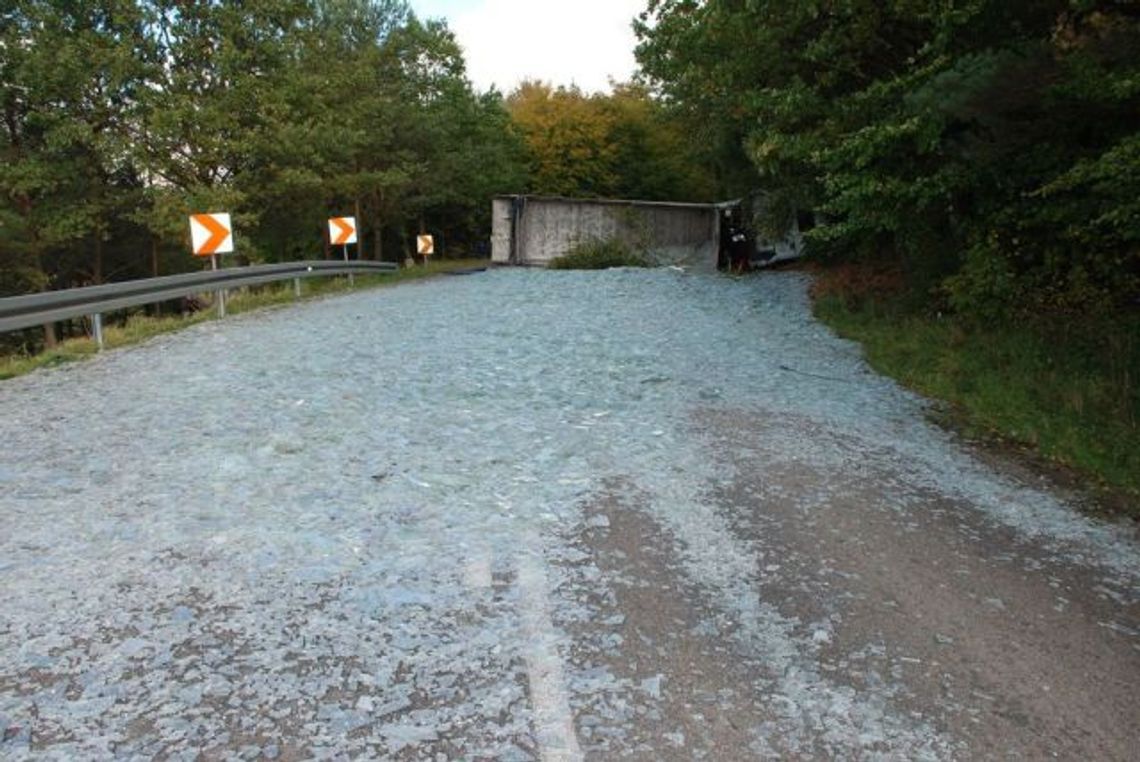 Zderzenie z tirem, zginął kierowca skody Zderzenie z tirem, zginął kierowca skody