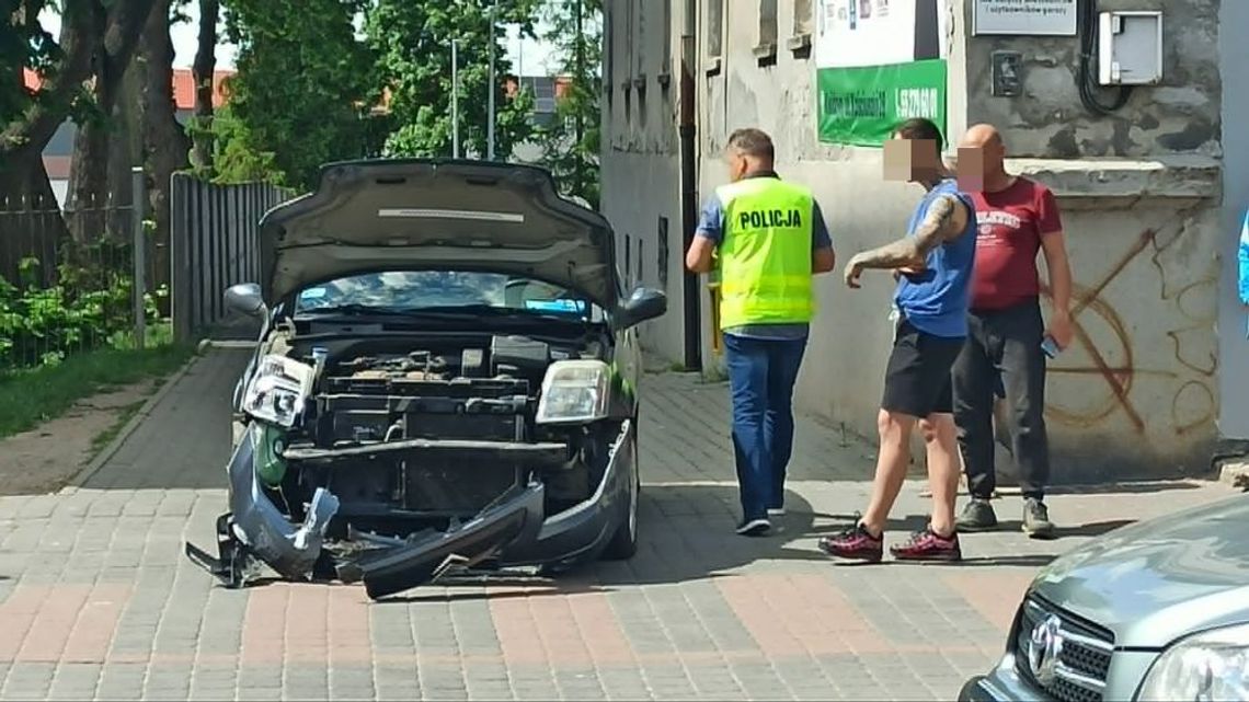 Zderznie trzech pojazdów w tym radiowozu przy ul. Kościuszki 29 w Kwidzynie Zderznie trzech pojazdów w tym radiowozu przy ul. Kościuszki 29 w Kwidzynie
