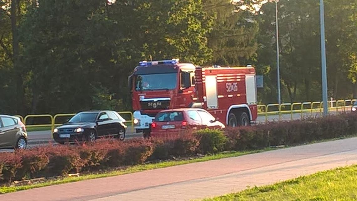 Zderzyły się dwa auta. Na miejscu były straż i pogotowie Zderzyły się dwa auta. Na miejscu były straż i pogotowie