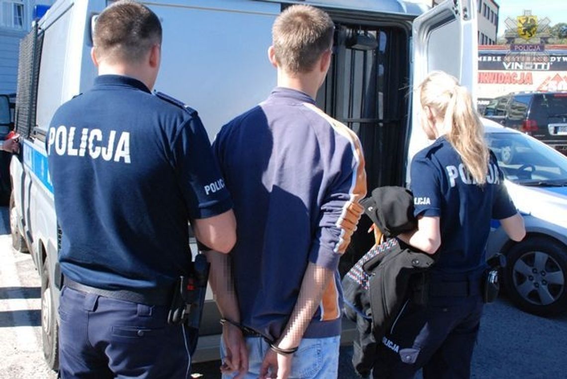 Zdewastowali wagon kolejki i wiaty przystankowe Zdewastowali wagon kolejki i wiaty przystankowe