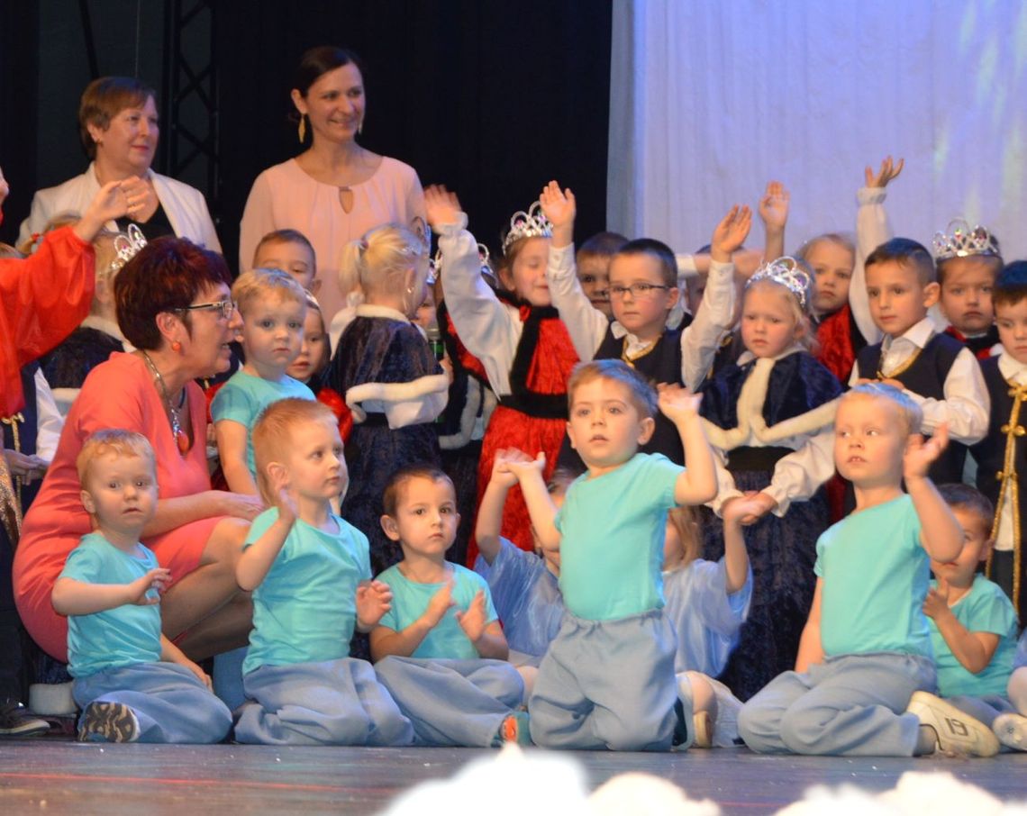 (ZDJĘCIA) 14. mikołajkowe przedstawienie “Jarzębinki”!