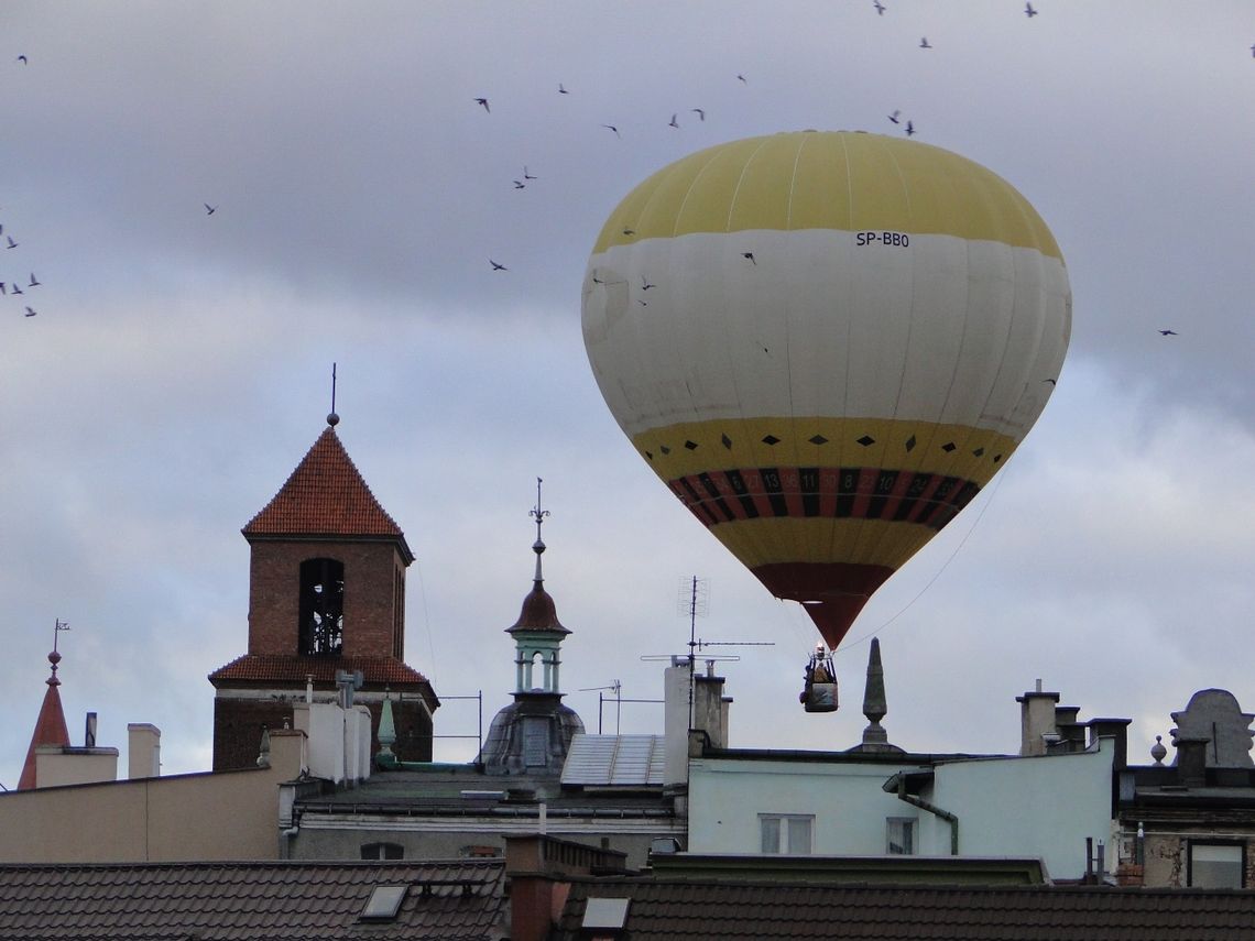 (ZDJĘCIA) Balon przeleciał nad kamienicami starówki w Tczewie