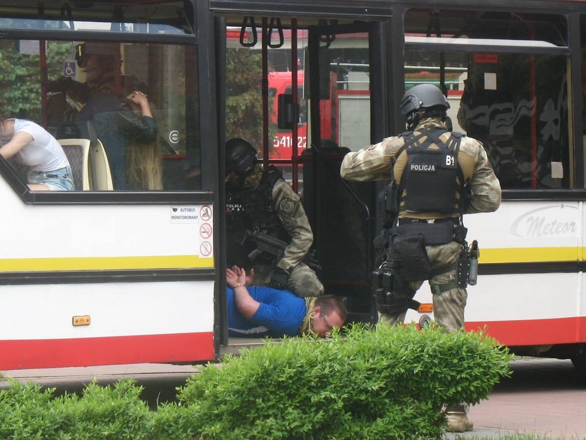 (ZDJĘCIA) Brawurowa akcja. Odbili autobus porywaczom - oczywiście w ramach ćwiczeń
