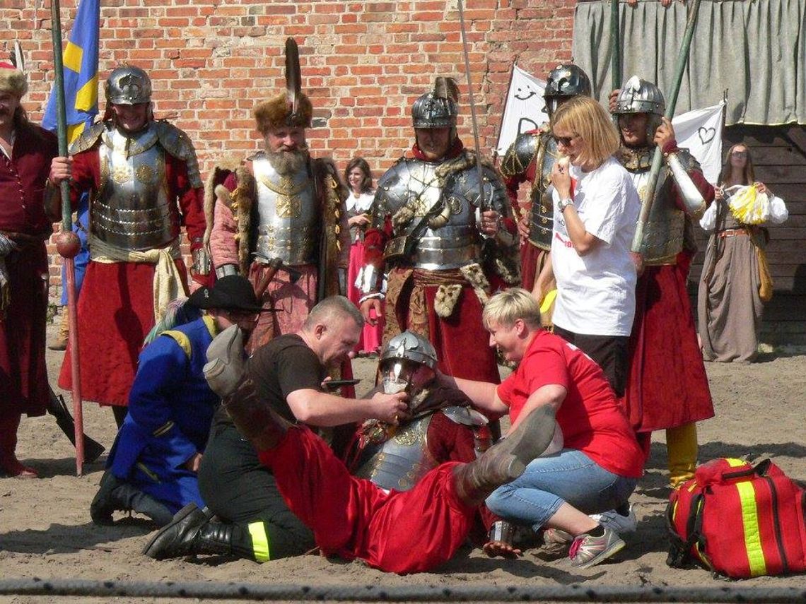 (ZDJĘCIA) Dwudniowe widowisko w Gniewie! Gonitwy, salwy i dostojna husaria