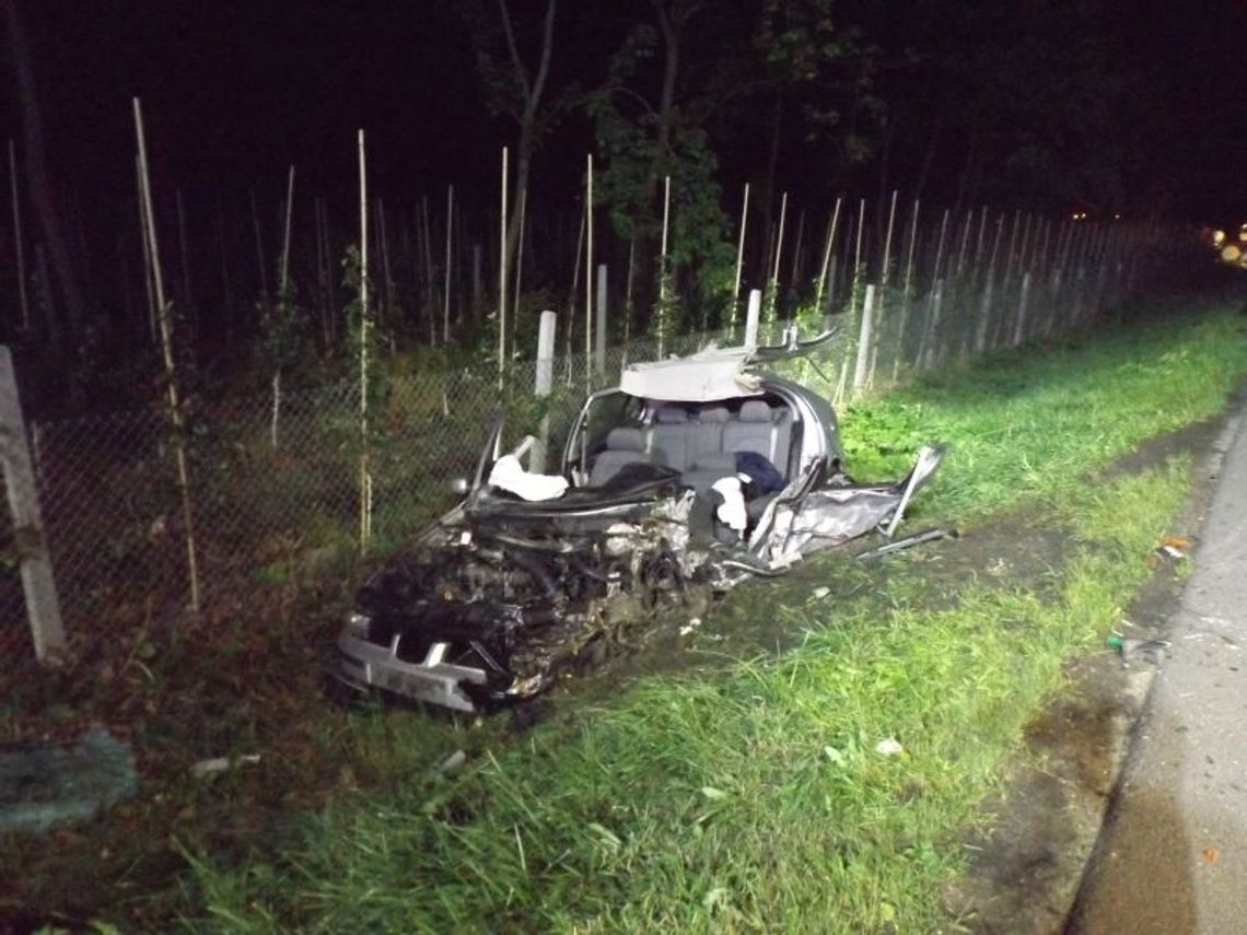(ZDJĘCIA) Fatalne zderzenie w Miłobądzu. Trzeba było ciąć auto