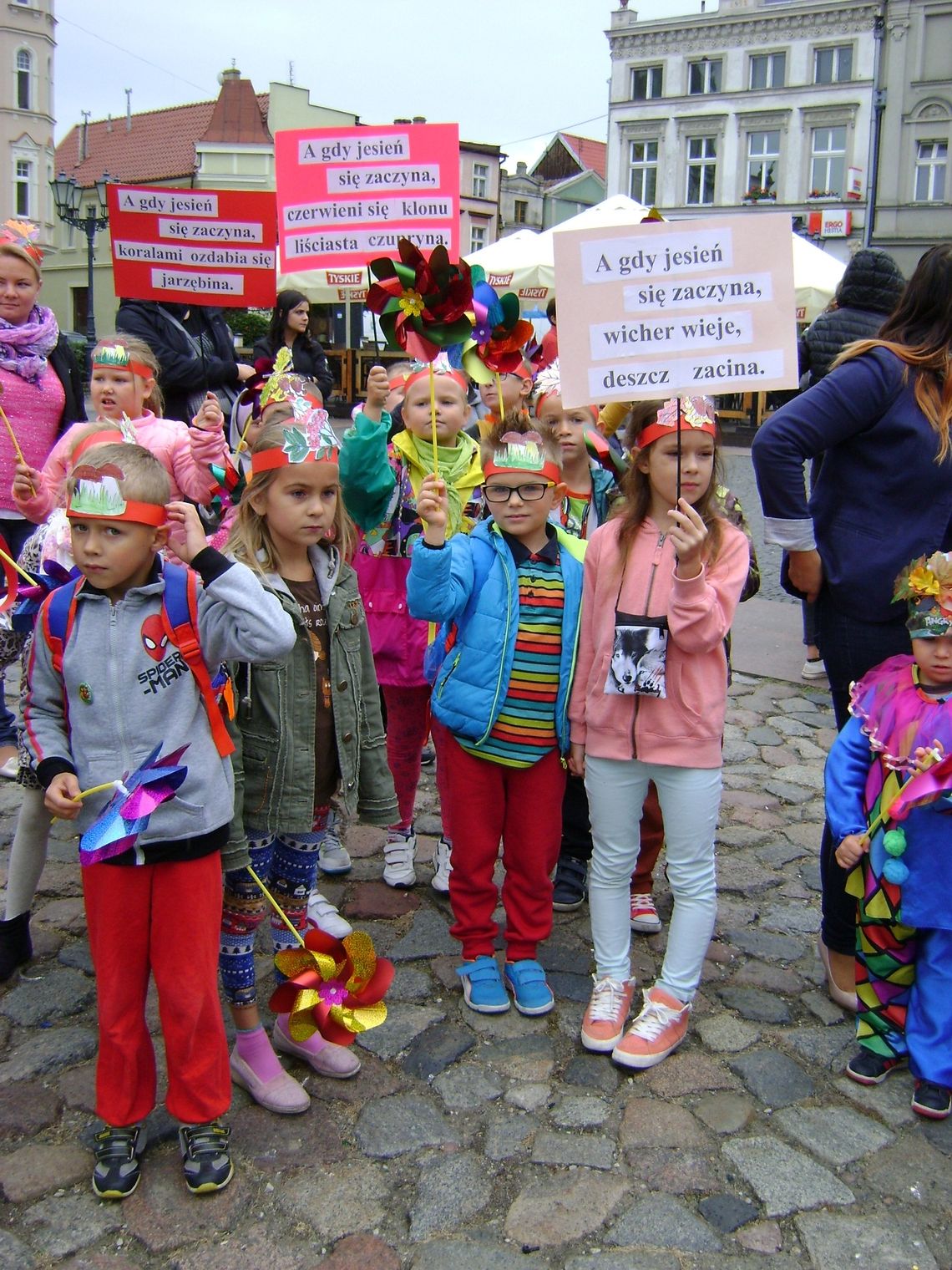 (ZDJĘCIA) Maluchy z Tczewa kolorowo powitały jesień