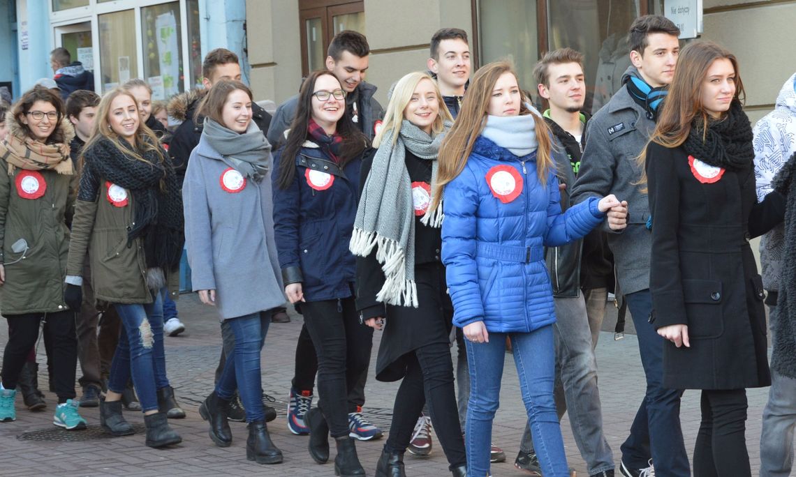 (ZDJĘCIA) Maturzyści odtańczyli poloneza na Starym Mieście! (ZDJĘCIA) Maturzyści odtańczyli poloneza na Starym Mieście!