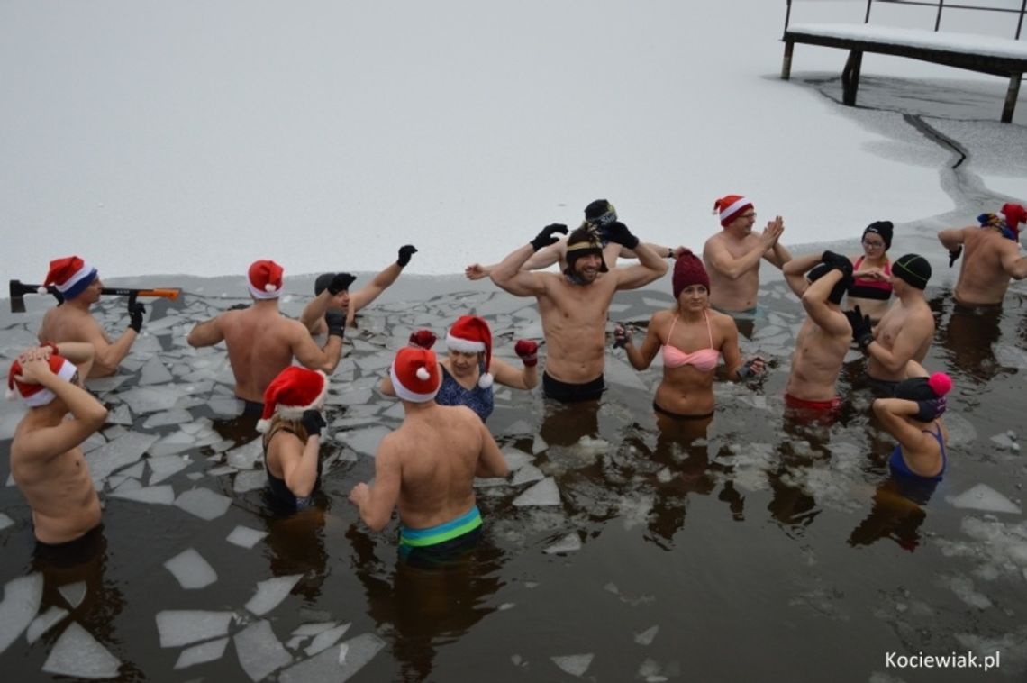 ZDJĘCIA: Mikołajkowe morsowanie i pomaganie w Borównie!
