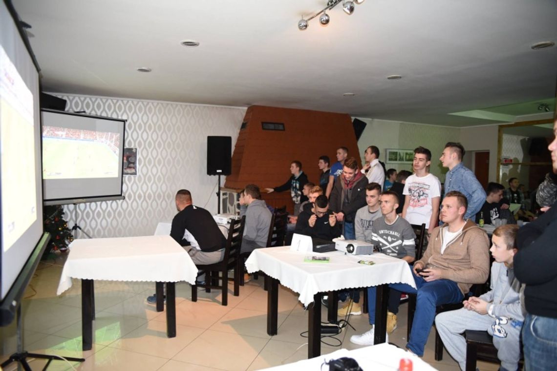 ZDJĘCIA: Mikołajkowy Turniej Fifa 16 w Skarszewach