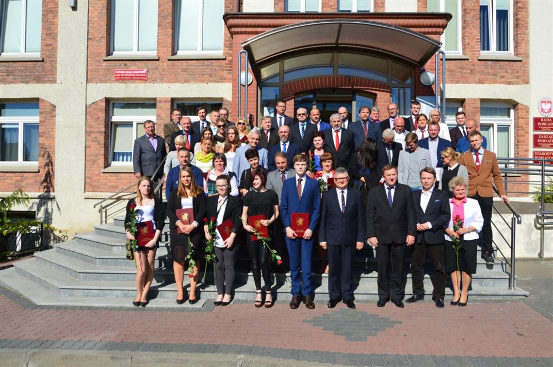 ZDJĘCIA: Najlepsi absolwenci szkół ponadgimnazjalnych nagrodzeni przez radnych powiatu ZDJĘCIA: Najlepsi absolwenci szkół ponadgimnazjalnych nagrodzeni przez radnych powiatu