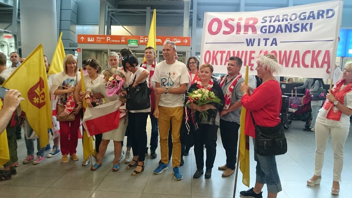 ZDJĘCIA: Oktawia Nowacka wylądowała w Polsce! Witają ją między innymi starogardzianie ZDJĘCIA: Oktawia Nowacka wylądowała w Polsce! Witają ją między innymi starogardzianie