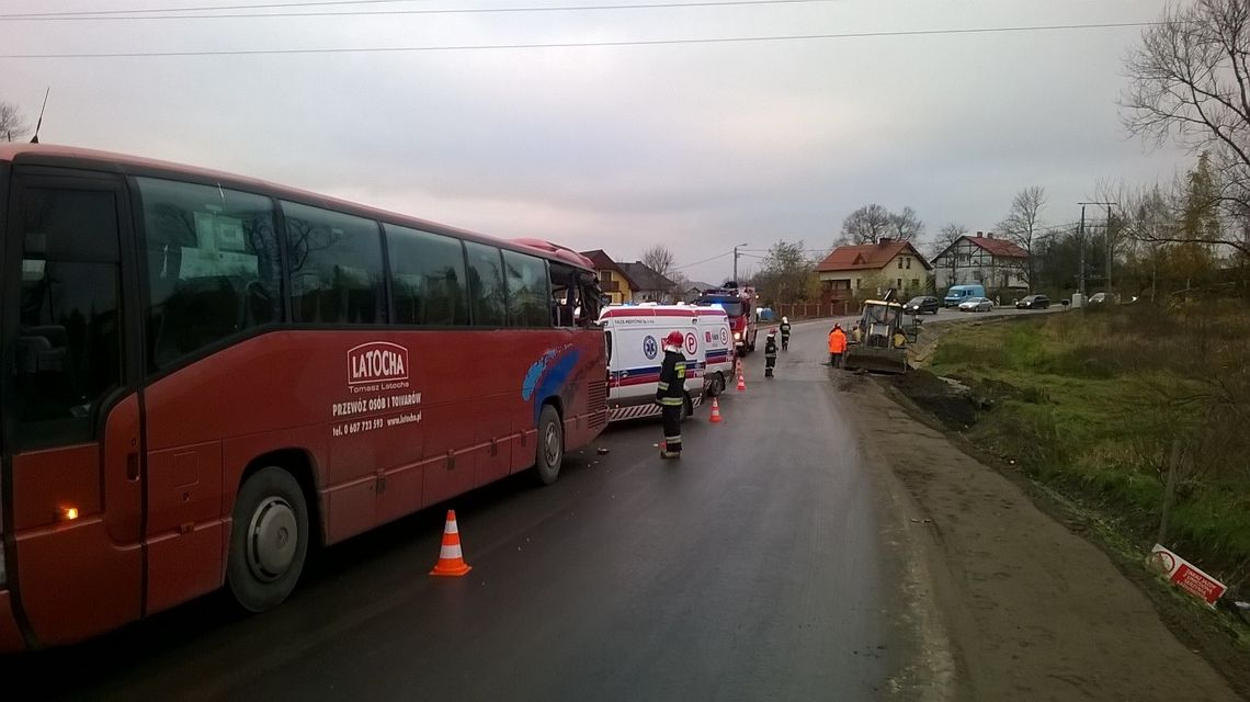 [ZDJĘCIA] Policja wstępnie: koparka zahaczyła autobus. To cud, że nikt nie zginął