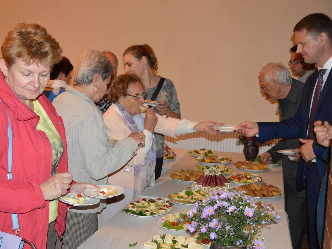(ZDJĘCIA) Posmakowali sernika babuni! Sympozjum „O jeściu na Kociewiu” (ZDJĘCIA) Posmakowali sernika babuni! Sympozjum „O jeściu na Kociewiu”