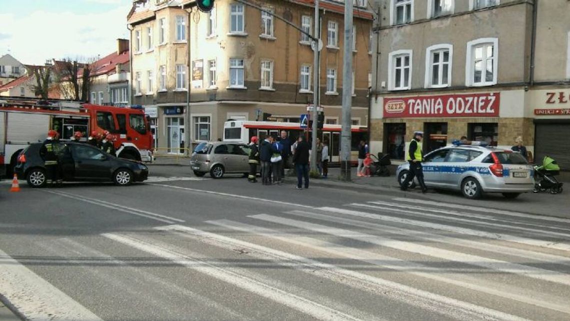 (ZDJĘCIA) Poważne zderzenie na ul. Gdańskiej. Dwóch rannych