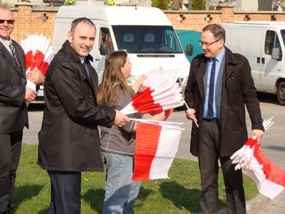 ZDJĘCIA: Prezydent miasta rozdawał flagi na targowisku miejskim ZDJĘCIA: Prezydent miasta rozdawał flagi na targowisku miejskim