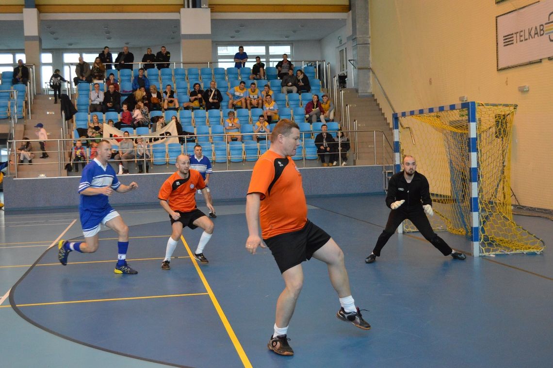 (ZDJĘCIA) Samorządwcy dostali łomot. Księża wygrali po karnych