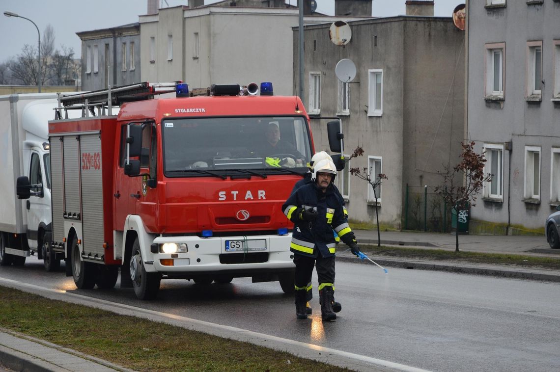 ZDJĘCIA: Strażacy usuwają plamę oleju z ulic w centrum miasta