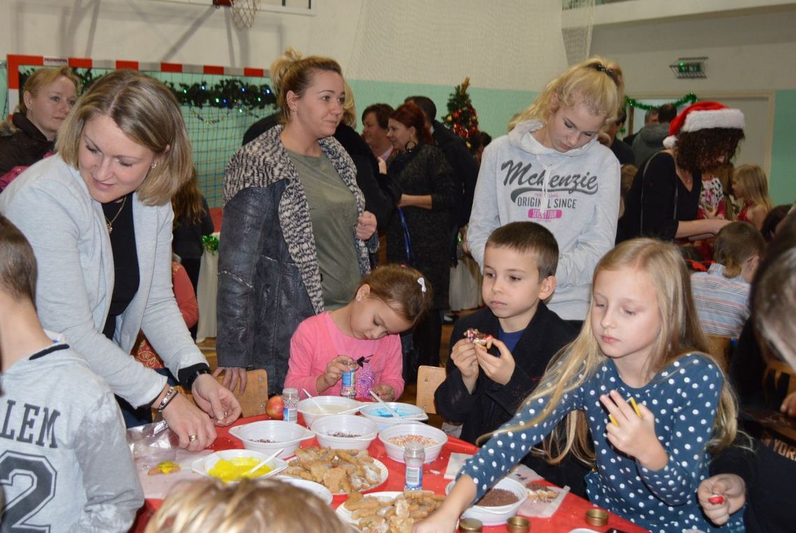 (ZDJĘCIA) Świąteczny kiermasz w tczewskiej "Siódemce"!