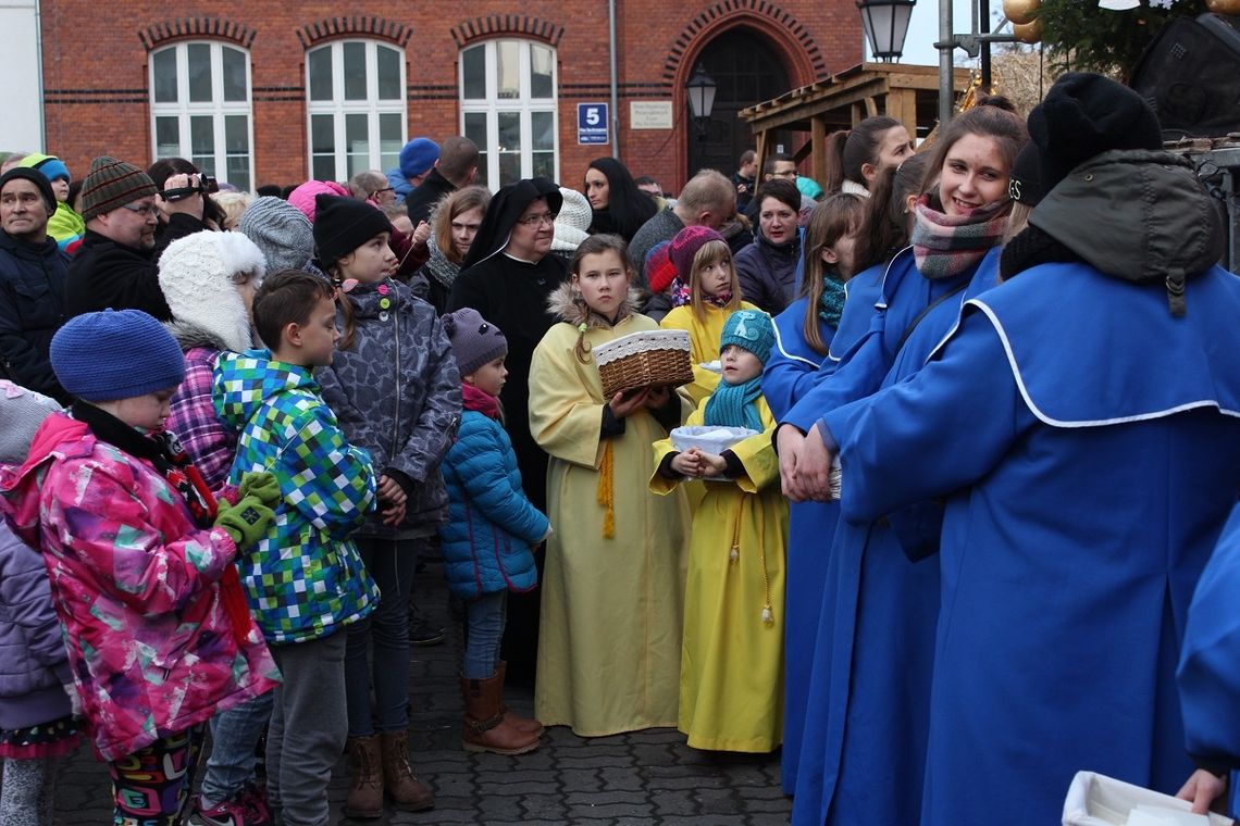 (ZDJĘCIA) Tczewski opłatek na nami! Setki mieszkańców na pl. Hallera