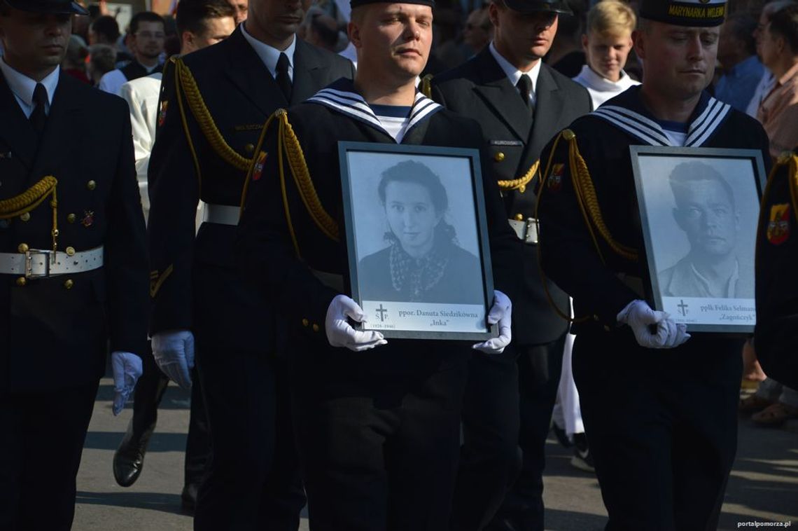 [ZDJĘCIA] Tysiące ludzi na pogrzebie &quot;Inki&quot; i &quot;Zagończyka&quot; 