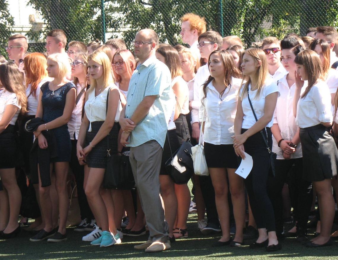 (ZDJĘCIA) Uczniowie "ekonomika" wrócili w szkolne ławy