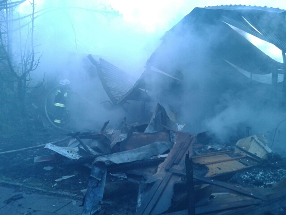 ZDJĘCIA: Wielki pożar sali bankietowej - płonie ośrodek ZDJĘCIA: Wielki pożar sali bankietowej - płonie ośrodek