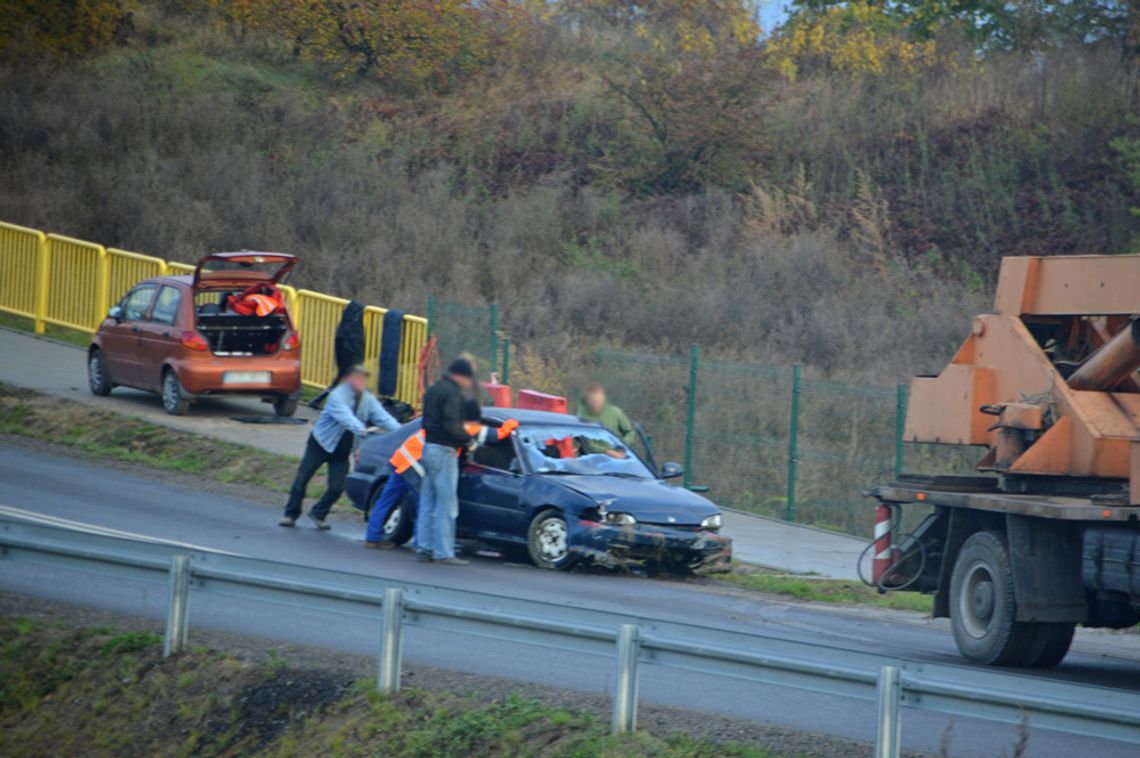 (ZDJĘCIA) Wyciągali auto z wody przy ul. Poligonowej