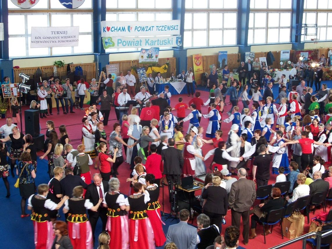 (ZDJĘCIA) XII Turniej KGW.  Do zabrania nagród potrzebny był... autobus 