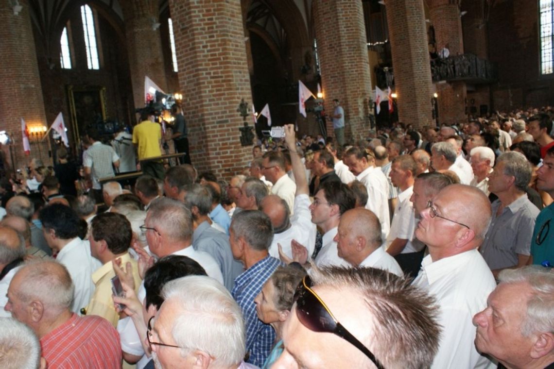 Żegnaj rycerzu Rzeczpospolitej. Tysiące wiernych pożegnało ks. prałata Jankowskiego - kapelana Solidarności Żegnaj rycerzu Rzeczpospolitej. Tysiące wiernych pożegnało ks. prałata Jankowskiego - kapelana Solidarności