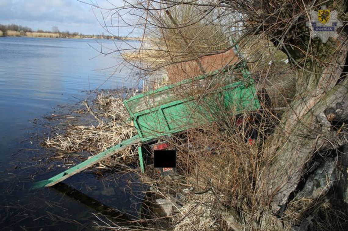 Zepchnęli do rzeki przyczepę