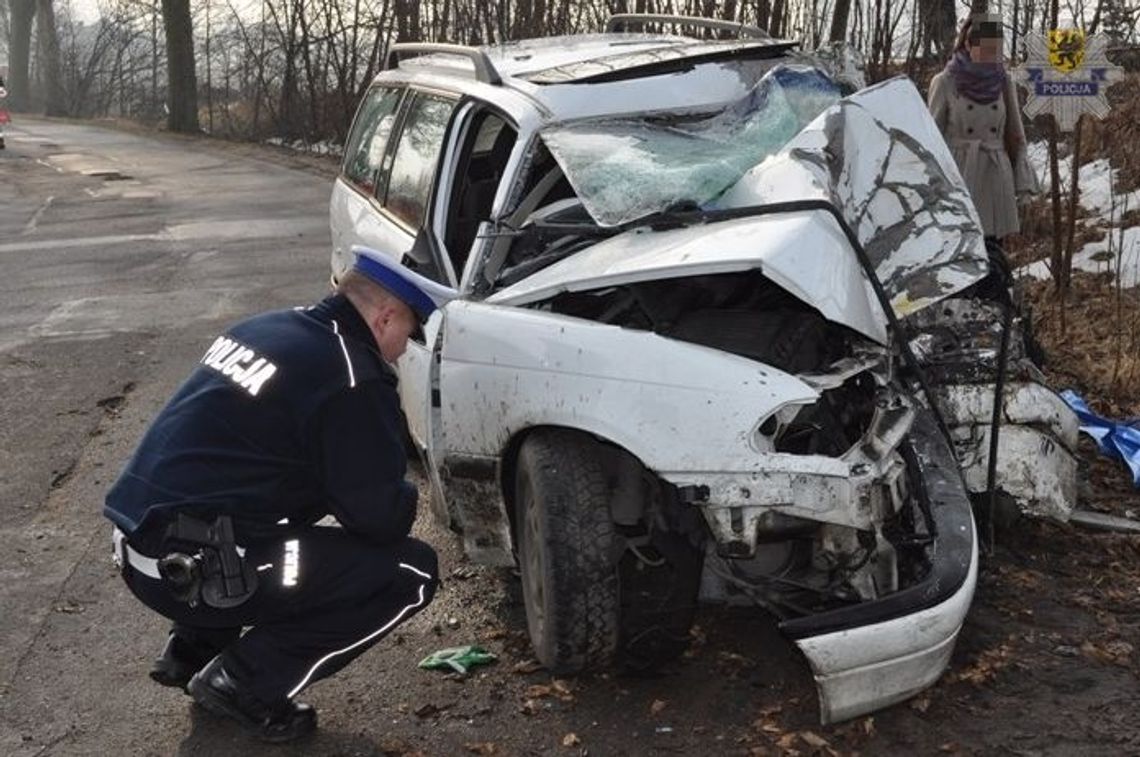 Zginął 26-letnim kierowca, wjechał prosto w drzewo Zginął 26-letnim kierowca, wjechał prosto w drzewo