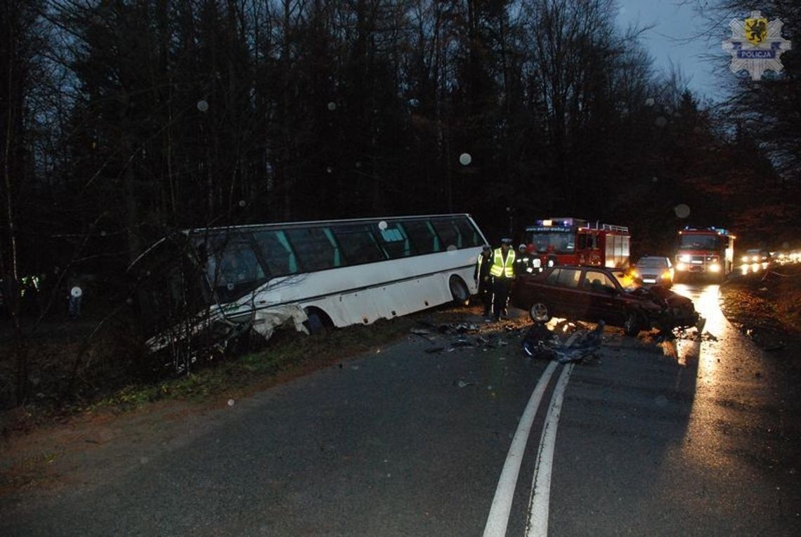 Zginął kierowca, czołowe zderzenie  z autobusem w Koleczkowie