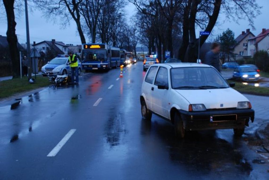 Zginął kierowca skutera. Czołowo w cinquecento