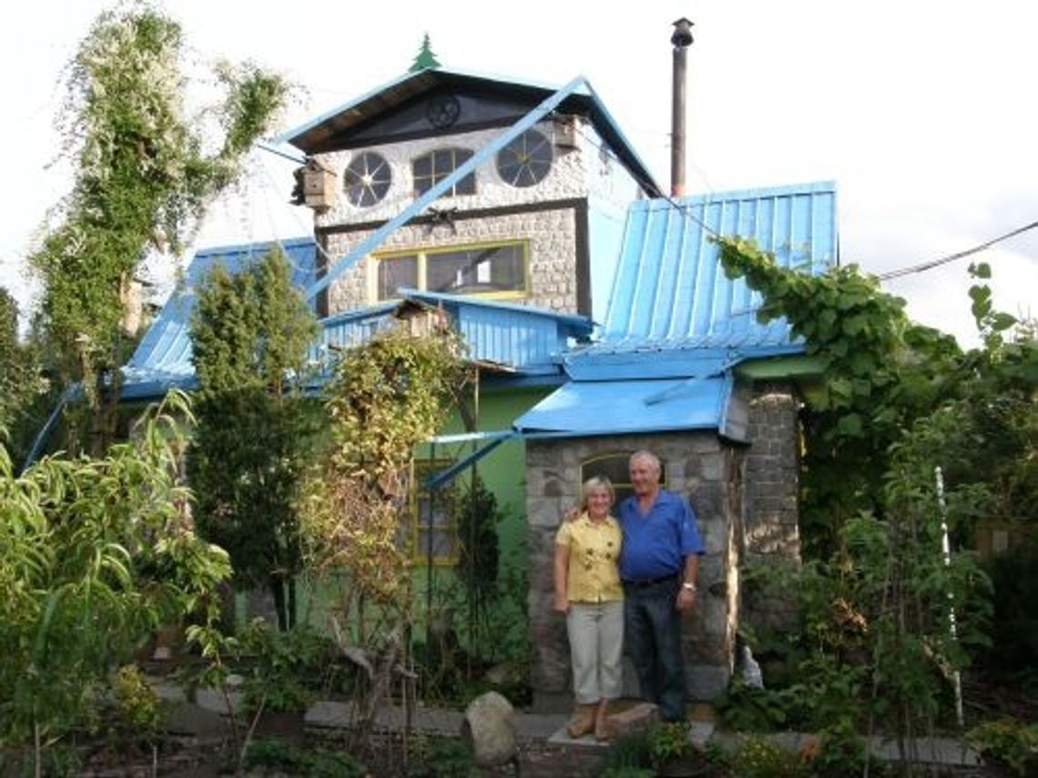 Zieleń, ptaki, zabytkowe maszyny rolnicze, 3000 luster i... autobus-szklarnia Zieleń, ptaki, zabytkowe maszyny rolnicze, 3000 luster i... autobus-szklarnia