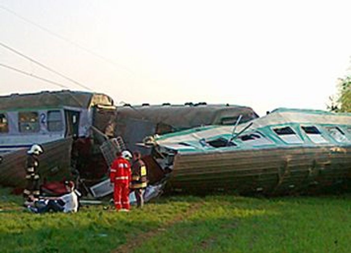 Zignorował znak „stop”. Proces sprawcy tragicznego wypadku kolejowego w Mostach, 2 osoby zginęły Zignorował znak „stop”. Proces sprawcy tragicznego wypadku kolejowego w Mostach, 2 osoby zginęły