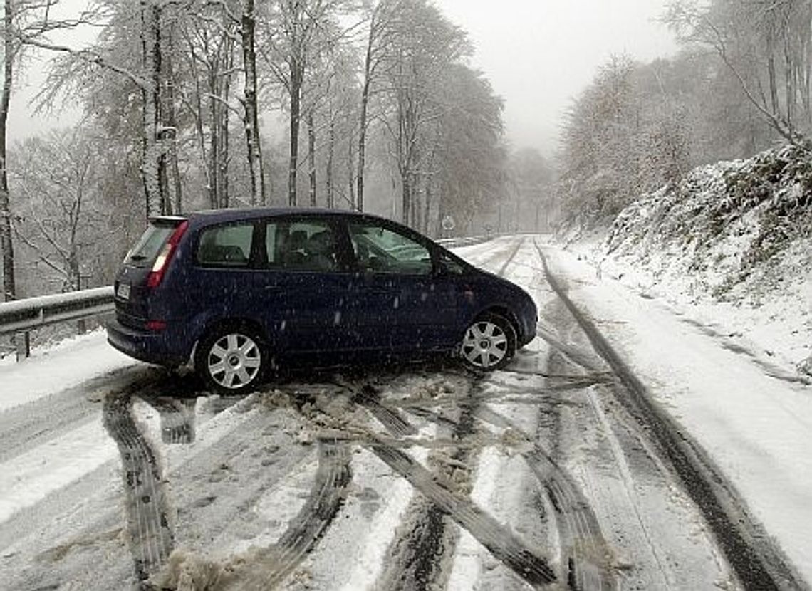 Zima nie odpuszcza. Bardzo trudne warunki na drogach Zima nie odpuszcza. Bardzo trudne warunki na drogach