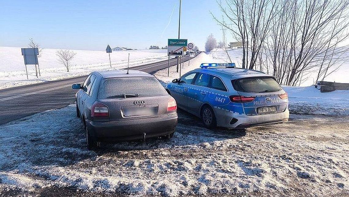 Zima nie wybacza błędów. Źle zaparkowane auto mogło doprowadzić do wypadku