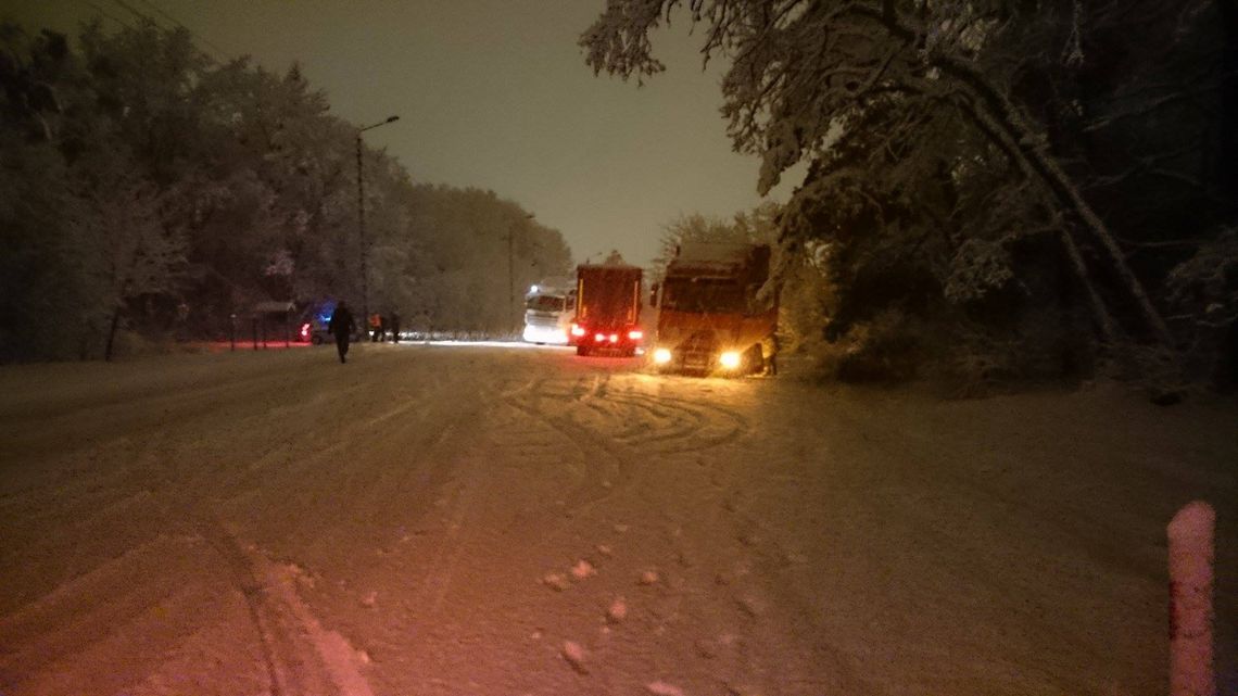 Zima zaatakowała! Uwaga na poważne utrudnienia na drogach Zima zaatakowała! Uwaga na poważne utrudnienia na drogach