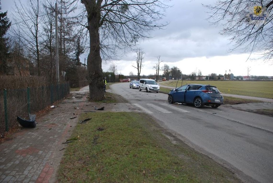 Zjechał na pobocze i uderzył w drzewo Zjechał na pobocze i uderzył w drzewo